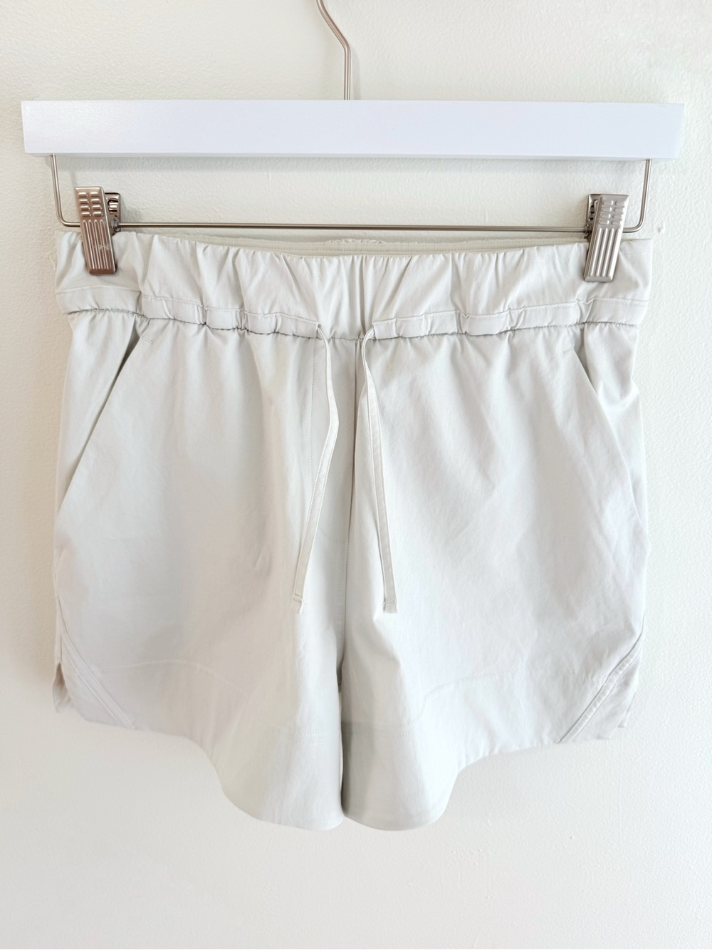 Lululemon beige bone cinchable waist high rise woven relax fit shorts 3.5”